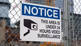 Notice of 24-hour surveillance on construction site fence