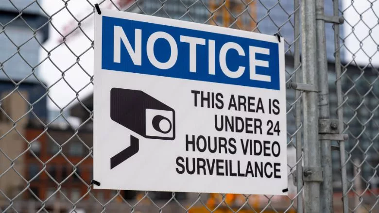 Notice of 24-hour surveillance on construction site fence