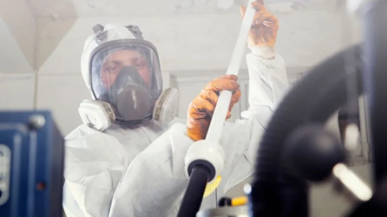 worker wearing respirator and PPE